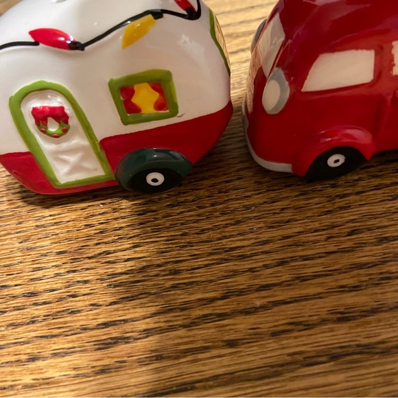 Christmas Car and Trailer Salt and Pepper Shakers - Picture 4 of 8